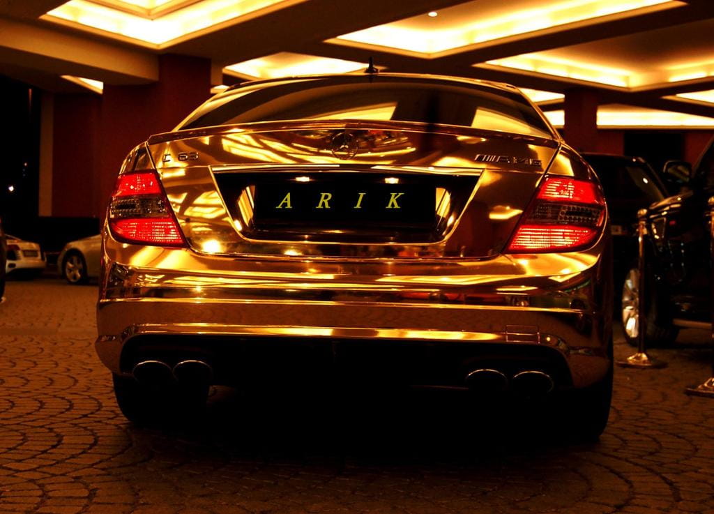 Mercedes C 63 AMG dorado, sólo en Dubai