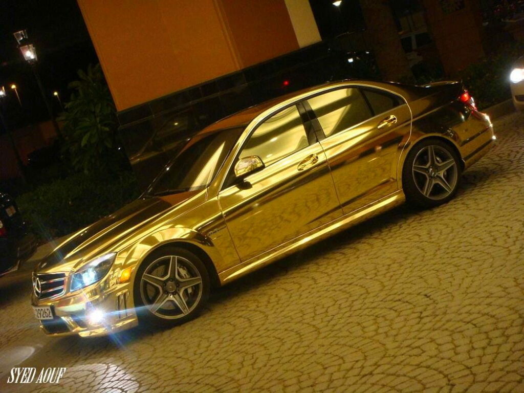 Mercedes C 63 AMG dorado, sólo en Dubai