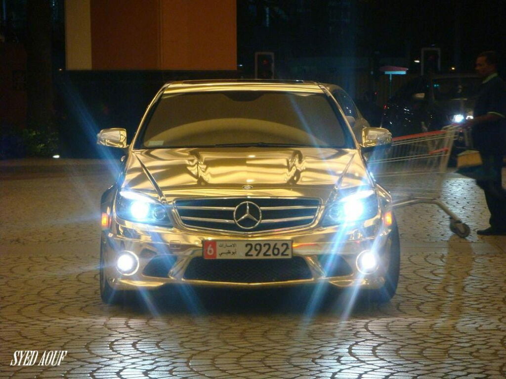 Mercedes C 63 AMG dorado, sólo en Dubai