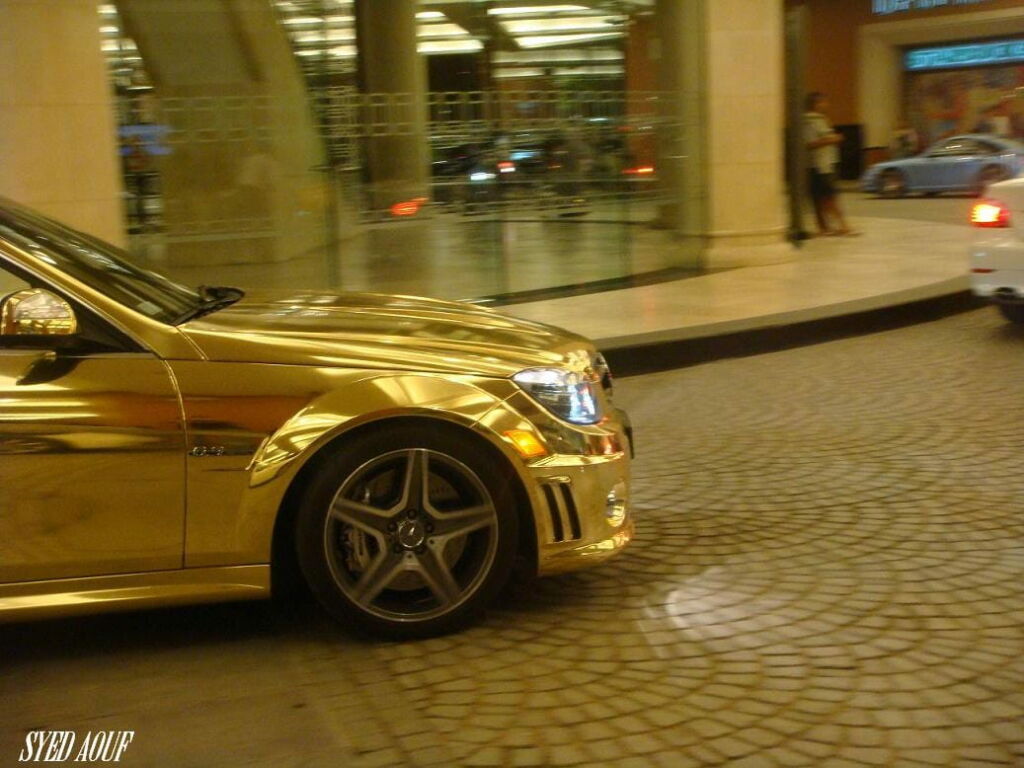 Mercedes C 63 AMG dorado, sólo en Dubai