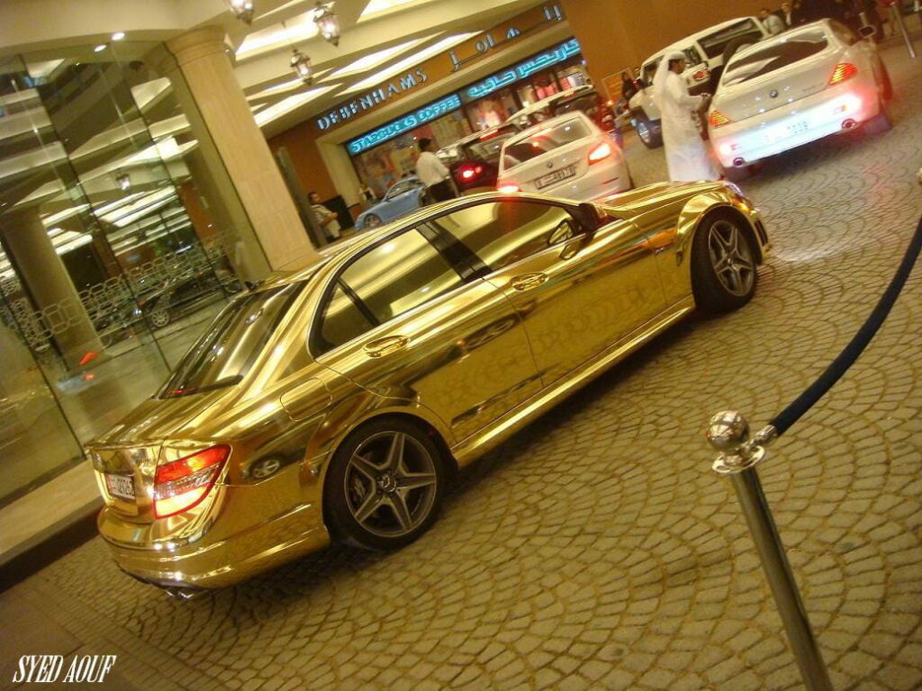 Mercedes C 63 AMG dorado, sólo en Dubai