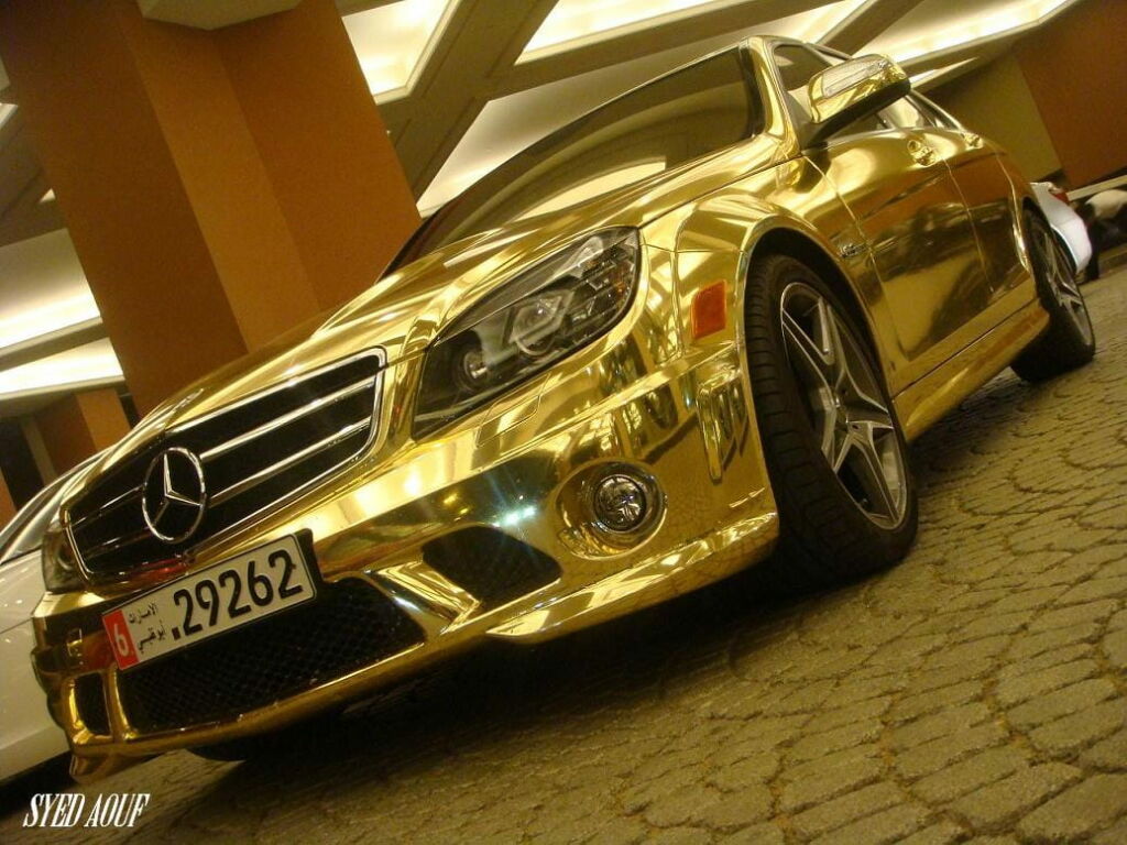 Mercedes C 63 AMG dorado, sólo en Dubai