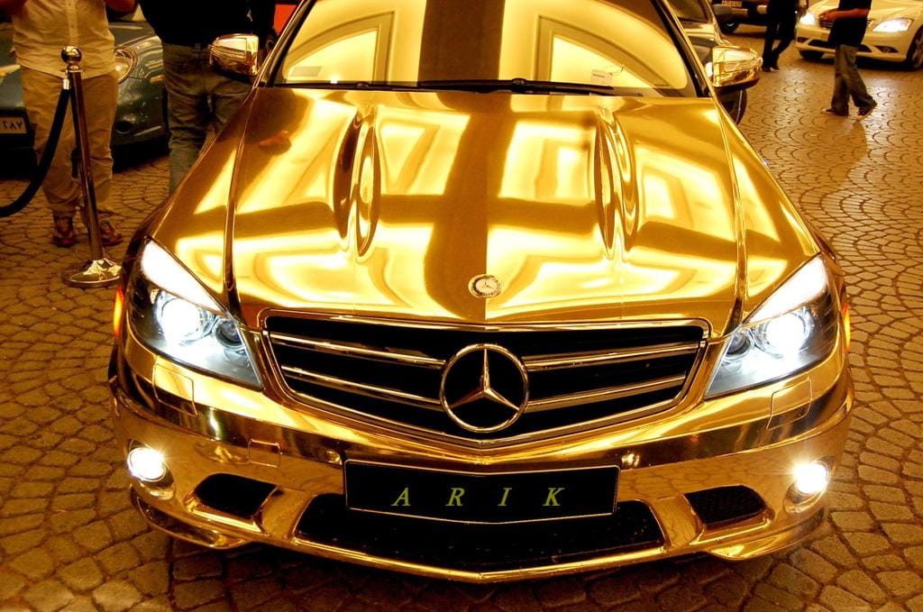 Mercedes C 63 AMG dorado, sólo en Dubai