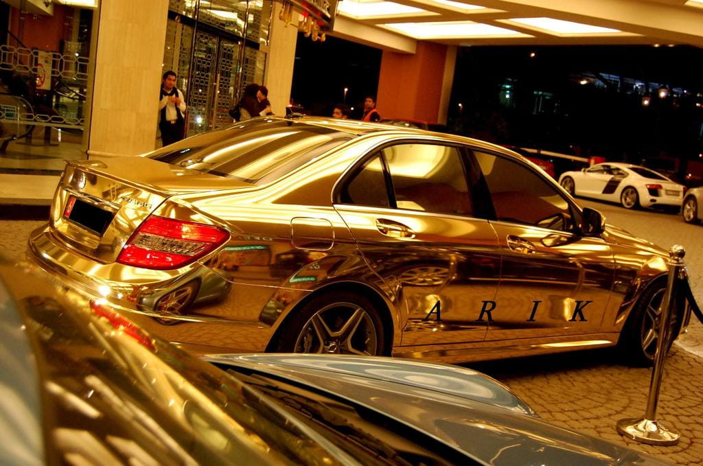 Mercedes C 63 AMG dorado, sólo en Dubai