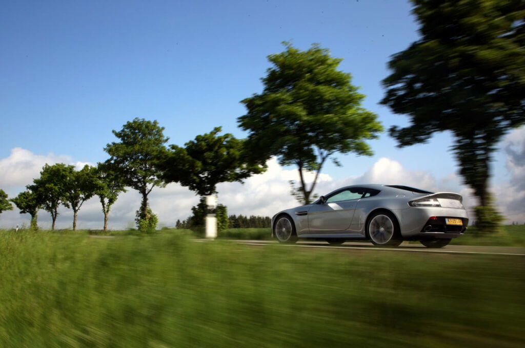 Aston Martin V12 Vantage