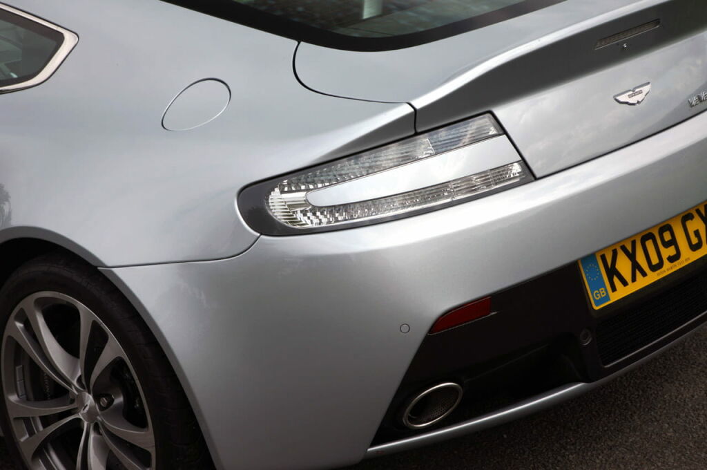 Aston Martin V12 Vantage