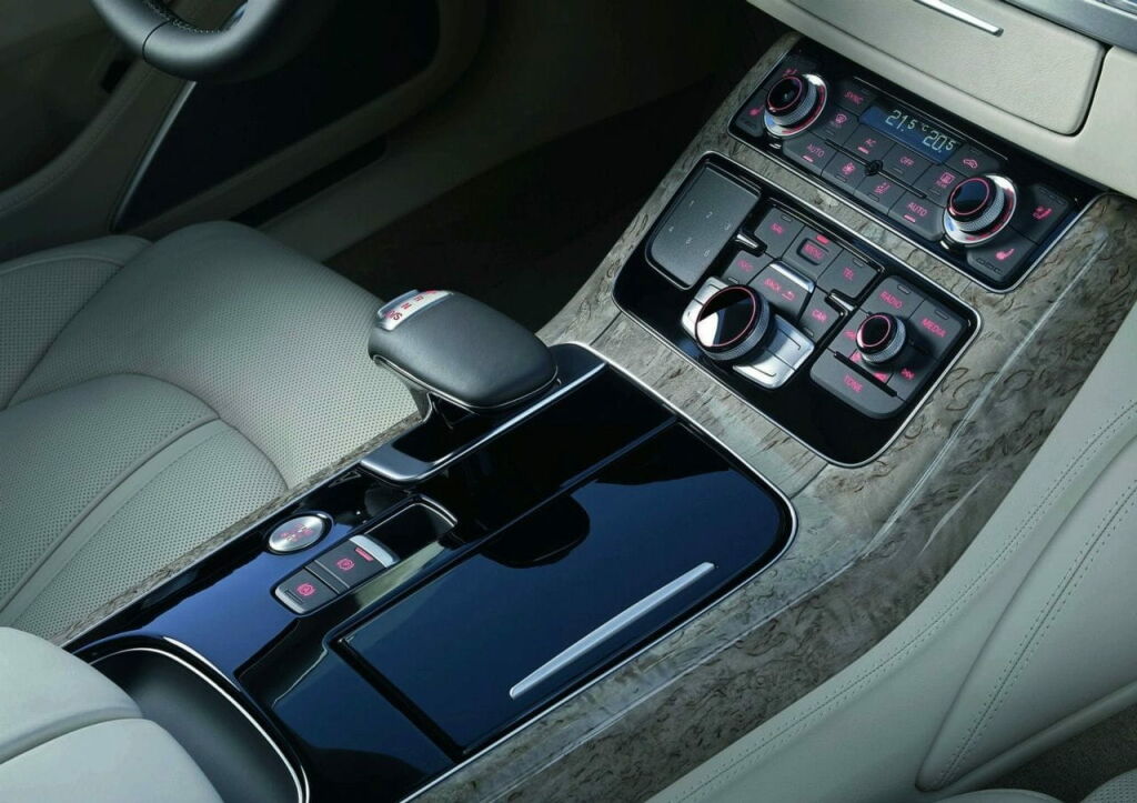 Audi A8 2011-35