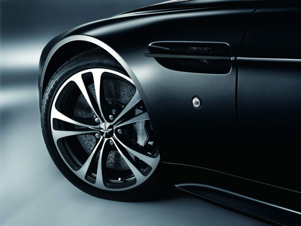 Aston Martin V12 Vantage Carbon Black Edition