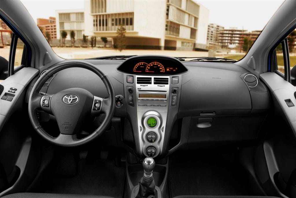 toyota-yaris-2010-10