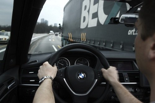 BMW narrow-passage assistant
