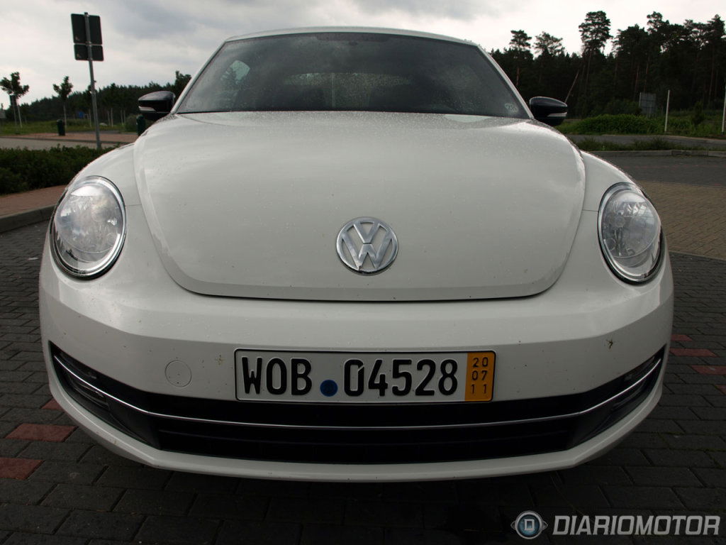 Volkswagen_New_Beetle_2012-005