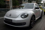 Volkswagen_New_Beetle_2012-025