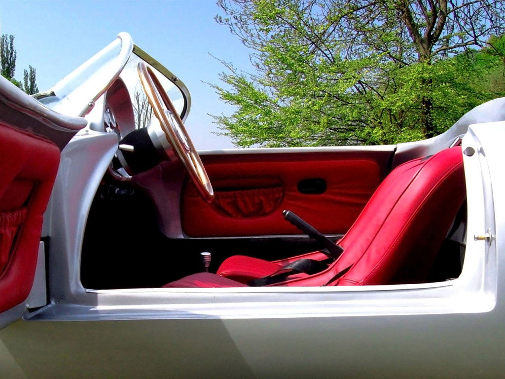 2011-Wittera-Retro-Ma-de-Spyder-Interior-1280x960