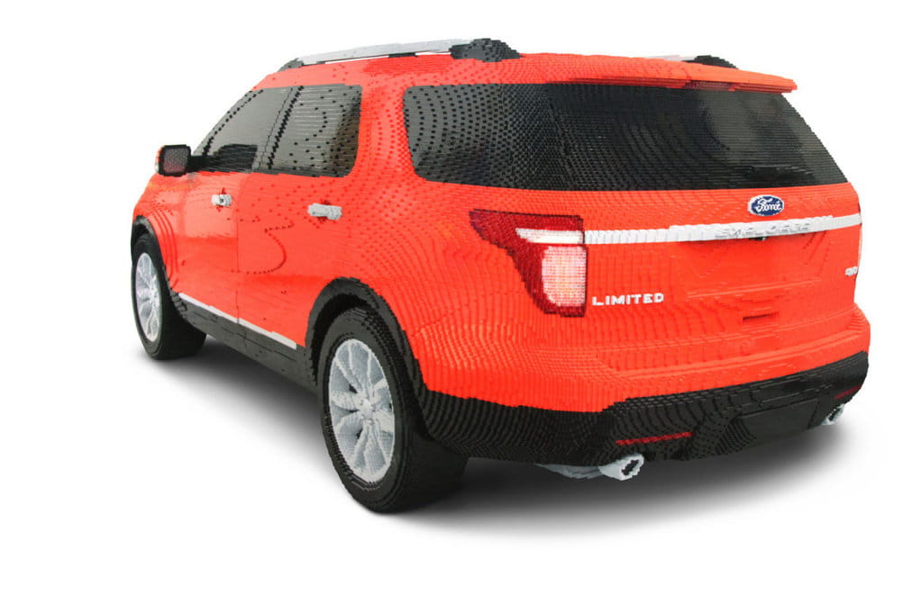 Un Ford Explorer 2012 realizado a base de piezas de LEGO