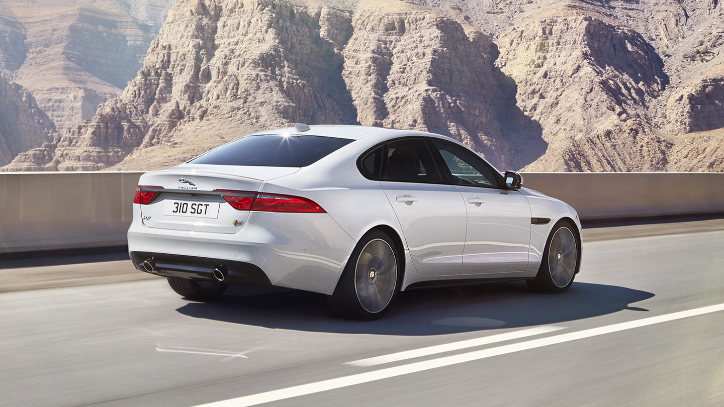 jaguar-xf-2015-08-1440px.jpg