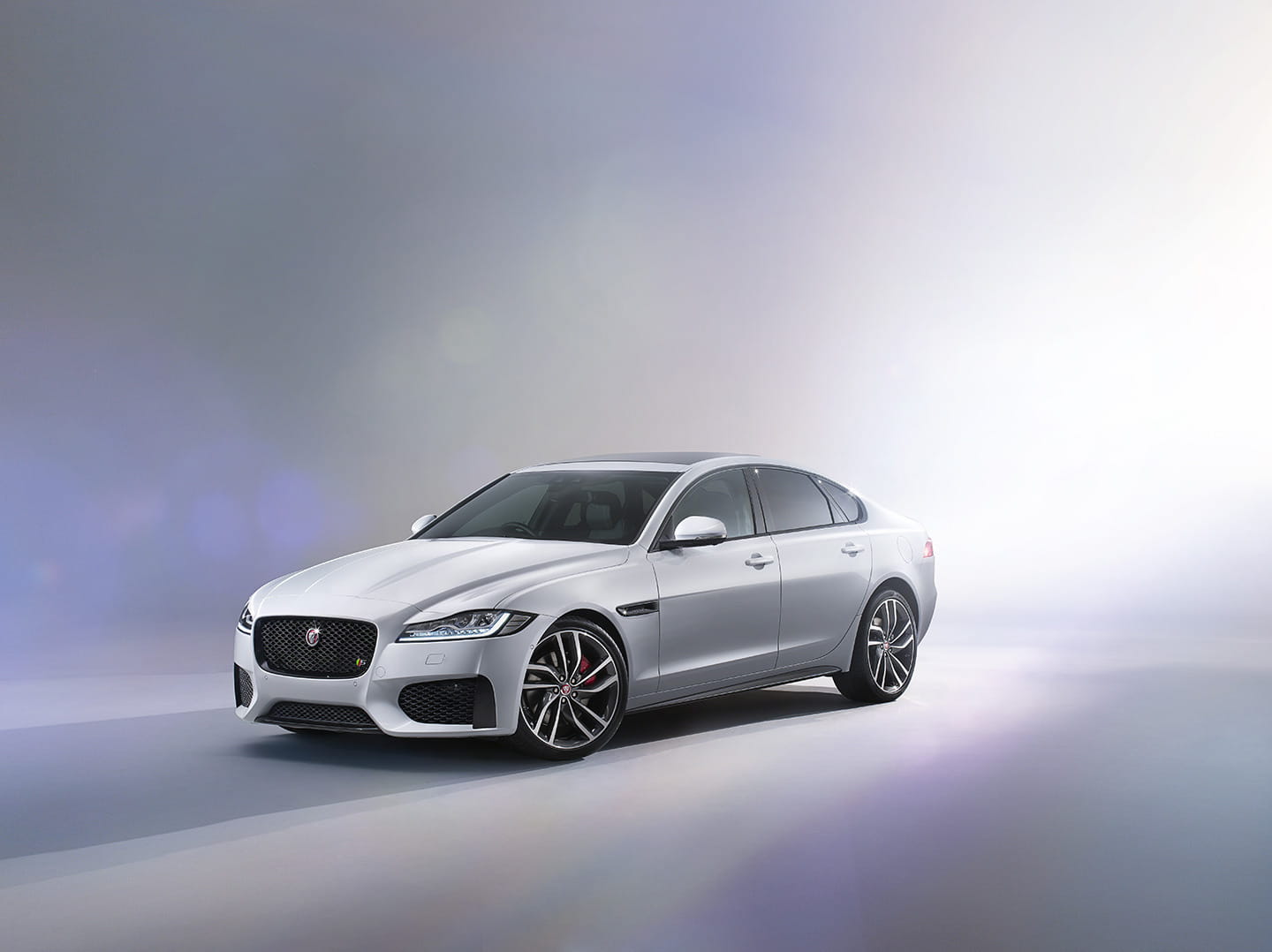 jaguar-xf-2015-15-1440px.jpg