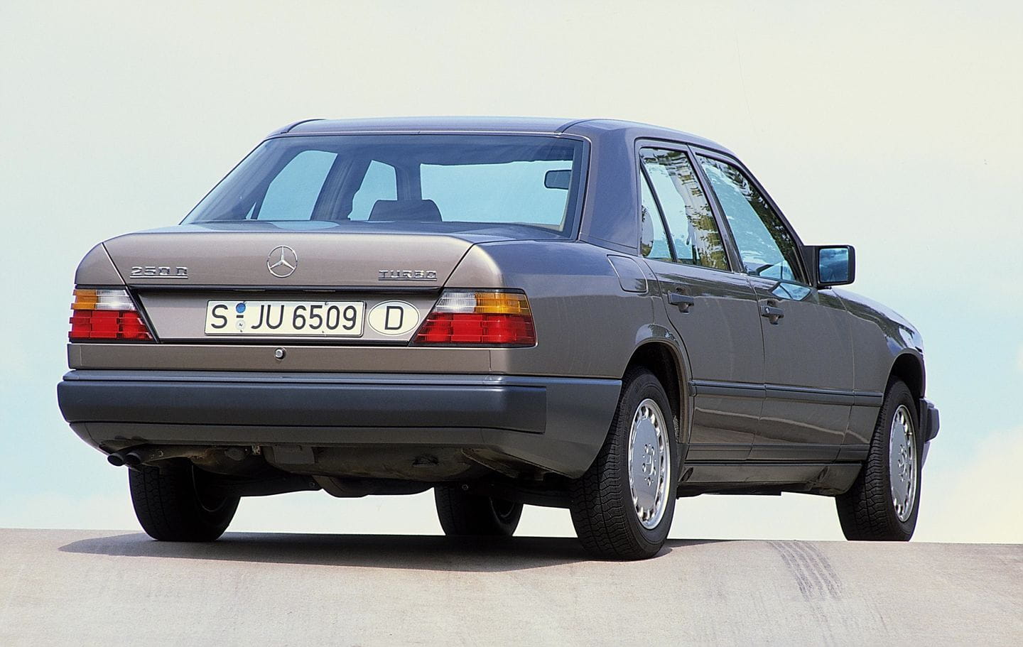 Mercedes_W124-05.jpg