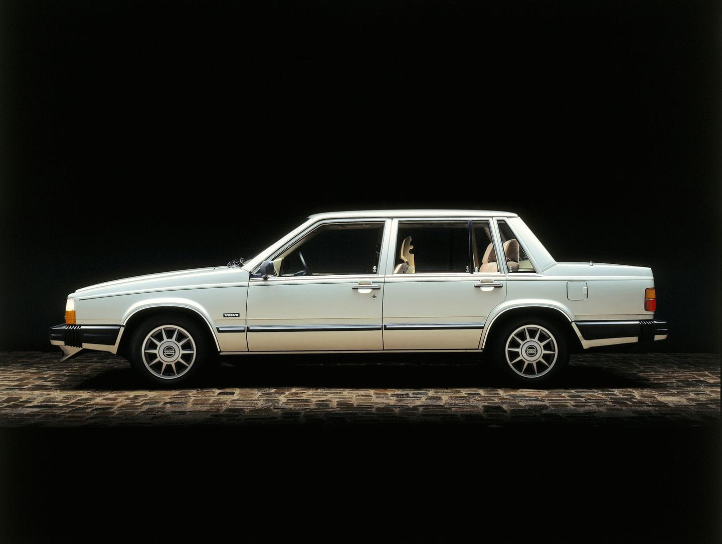 Volvo_760-01.jpg