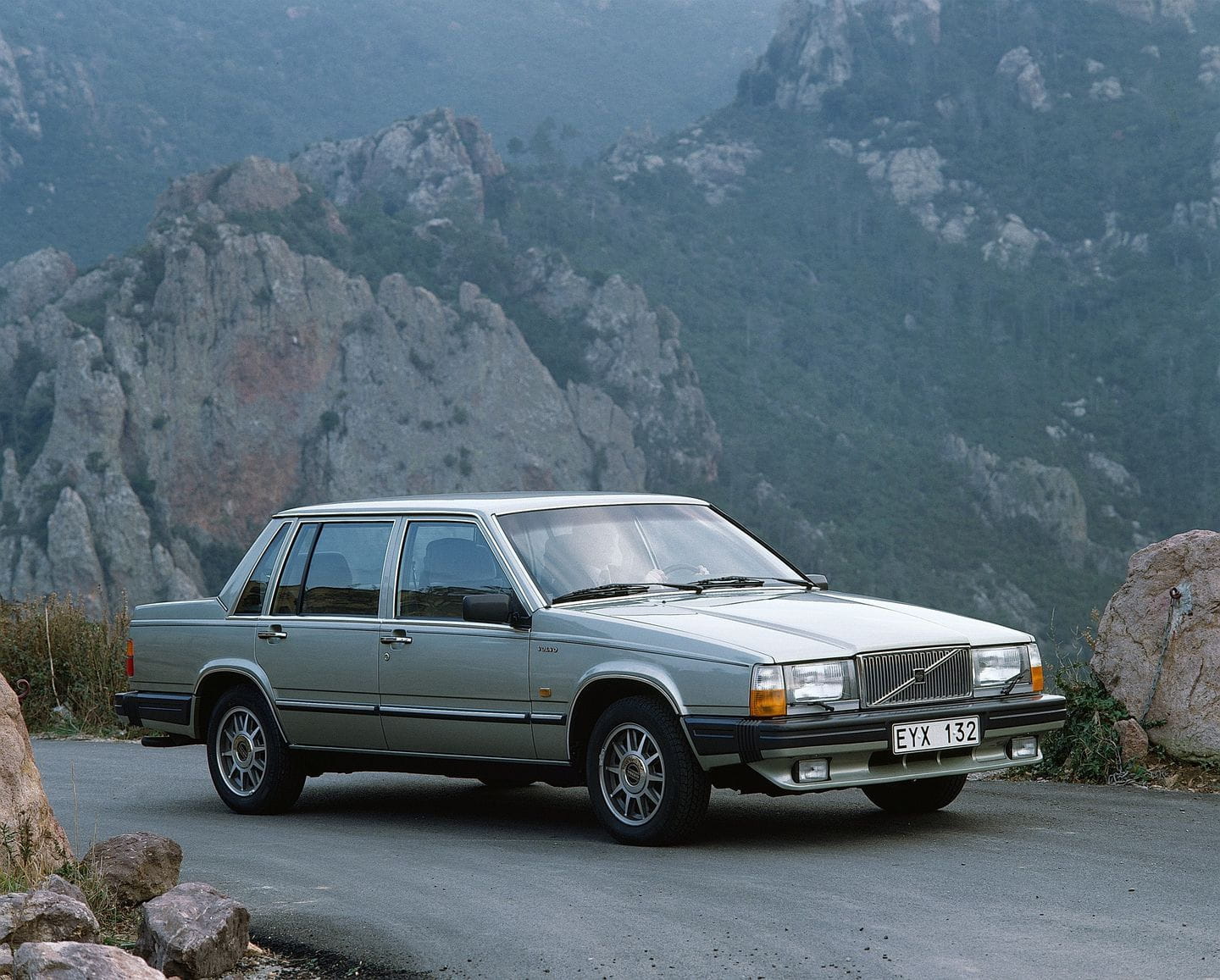 Volvo_760-03.jpg