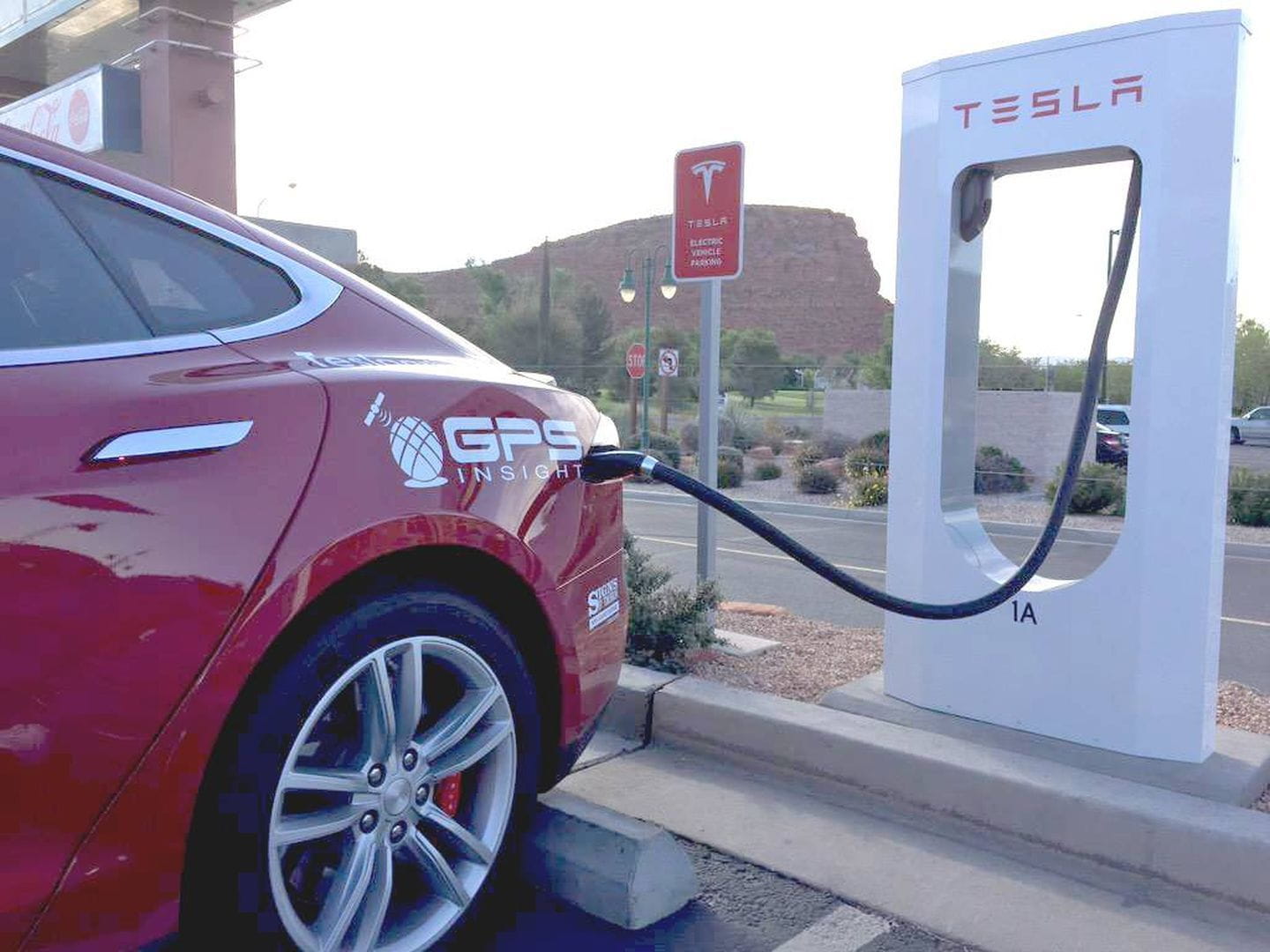  Una clásica imagen de los automóviles Tesla recargando su batería eléctrica| Foto: Diariomotor.com