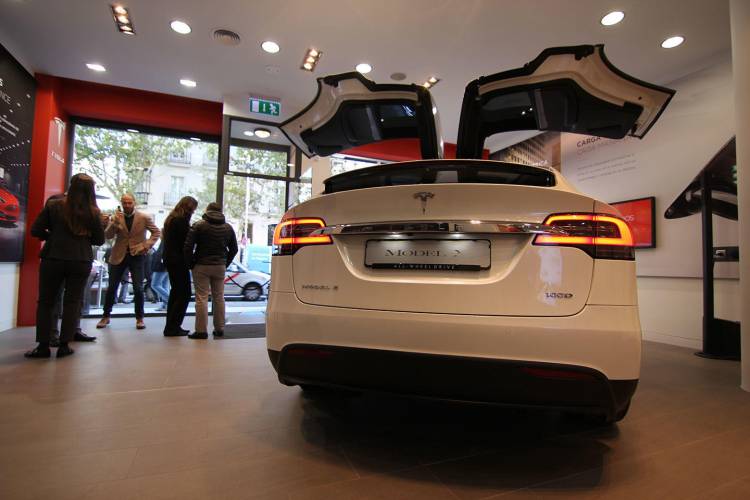 tesla autopilot reaction time moto españa granada