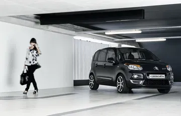 Vista lateral del Citroën C3 Picasso, mostrando su característico diseño.