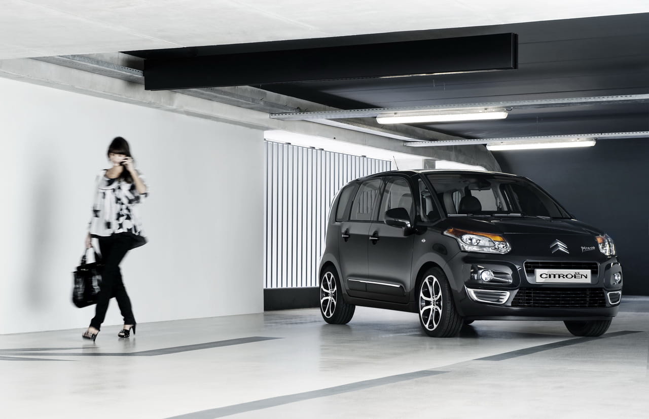 Vista lateral del Citroën C3 Picasso, mostrando su característico diseño.