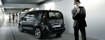 Vista lateral del Citroën C3 Picasso, destacando su diseño compacto.
