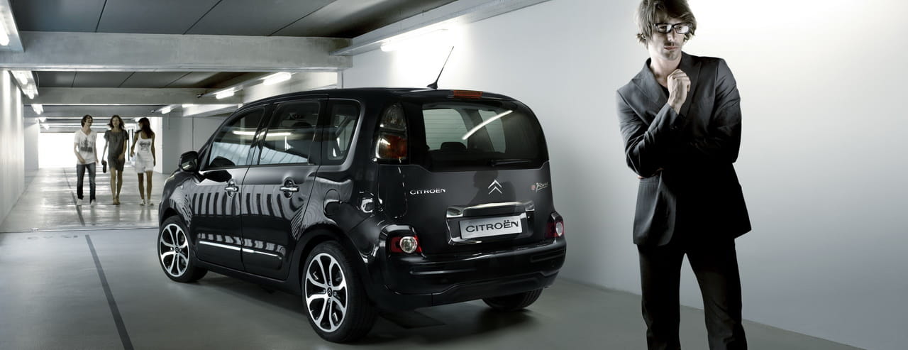 Vista lateral del Citroën C3 Picasso, destacando su diseño compacto.