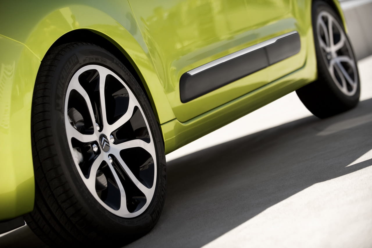 Vista cercana de la rueda y llanta del Citroën C3 Picasso, diseño elegante.