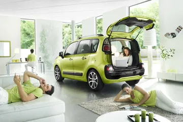 Vista trasera y lateral del Citroën C3 Picasso en color verde