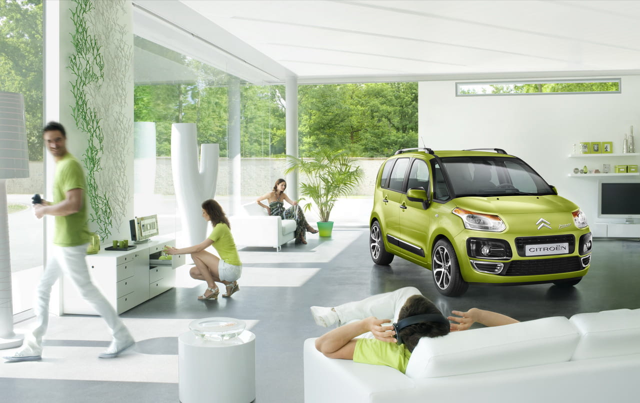 Vista angular delantera del Citroën C3 Picasso en una ambientación moderna