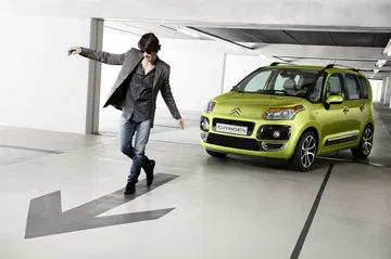 Vista lateral y delantera del Citroën C3 Picasso en color verde