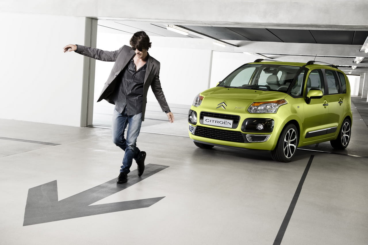 Vista lateral y delantera del Citroën C3 Picasso en color verde