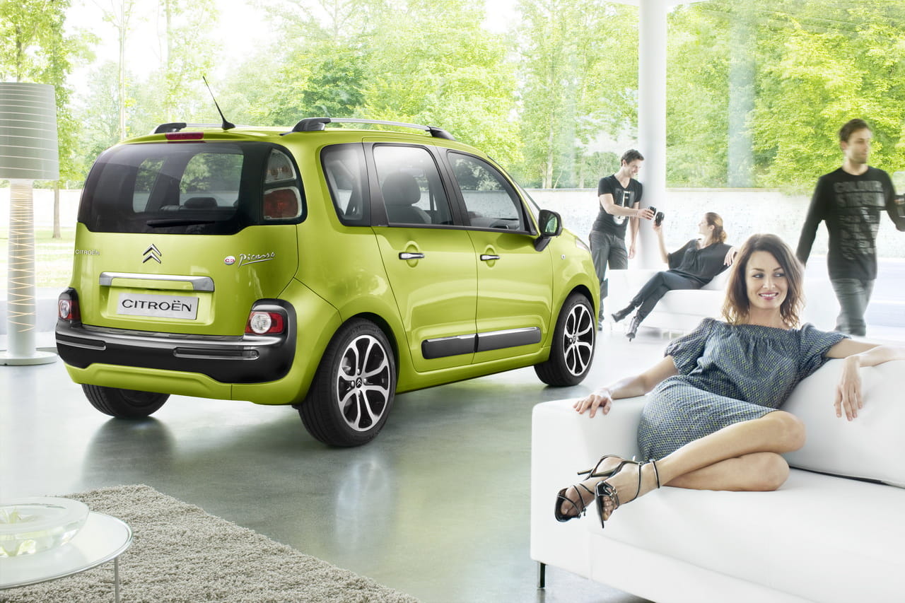 Vista trasera y lateral del Citroën C3 Picasso en color verde.