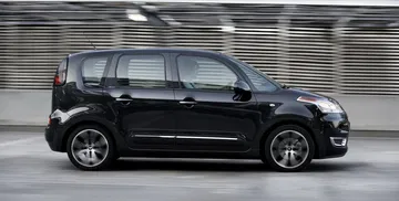 Vista lateral del Citroën C3 Picasso, destacando su diseño compacto y funcional.