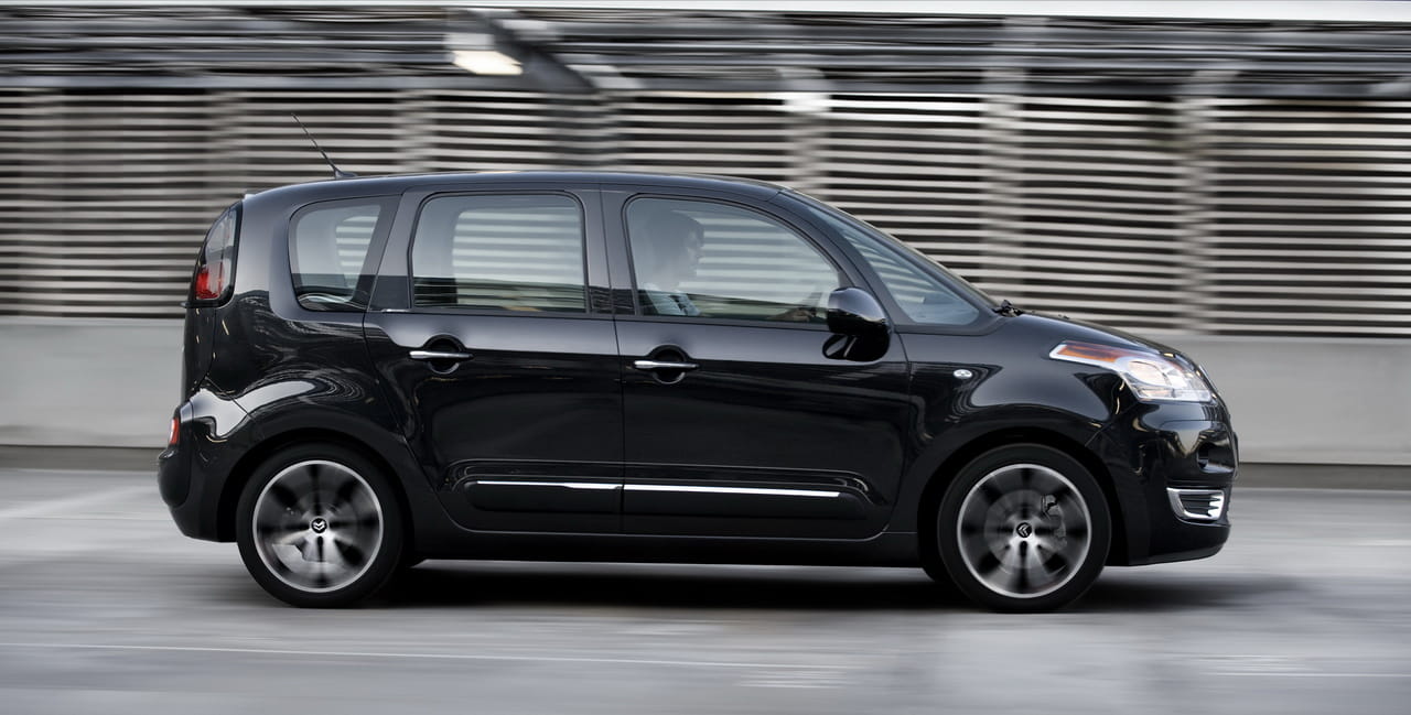 Vista lateral del Citroën C3 Picasso, destacando su diseño compacto y funcional.