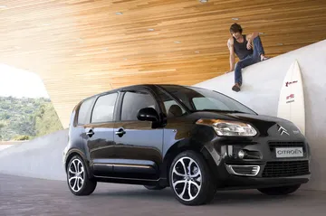 Vista lateral del Citroën C3 Picasso, resaltando su diseño compacto y dinámico.