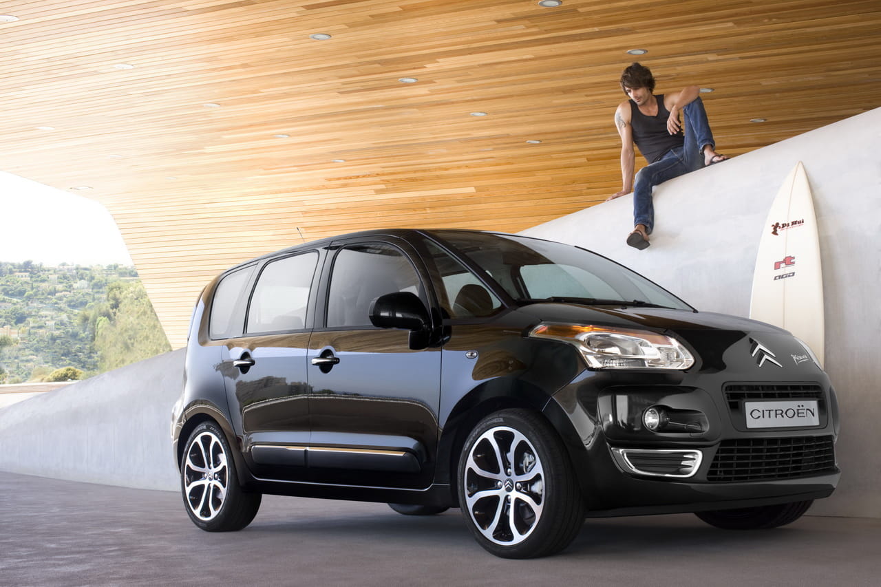 Vista lateral del Citroën C3 Picasso, resaltando su diseño compacto y dinámico.