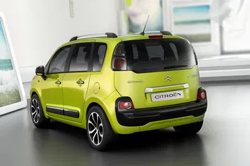 Vista dinámica del Citroën C3 Picasso, destacando su diseño trasero y lateral.