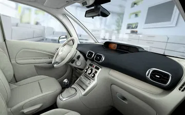 Vista del volante y salpicadero del Citroën C3 Picasso, énfasis en ergonomía.