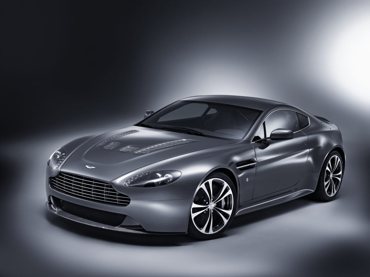 Aston Martin Vantage V12, potente como nunca - LA NACION