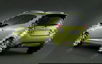 Vista trasera lateral del Chevrolet Spark en color verde.