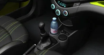 Vista cercana de la consola central del Chevrolet Spark, mostrando palanca de cambios y controles.