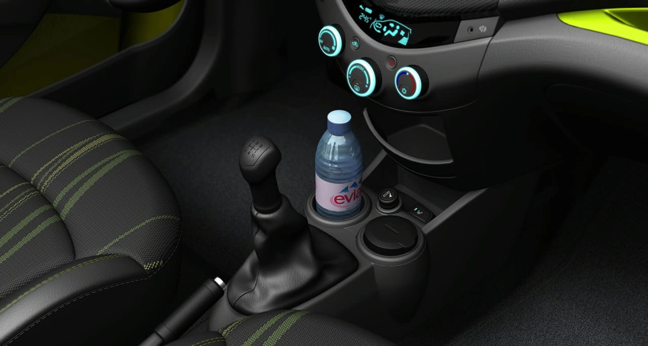 Vista cercana de la consola central del Chevrolet Spark, mostrando palanca de cambios y controles.