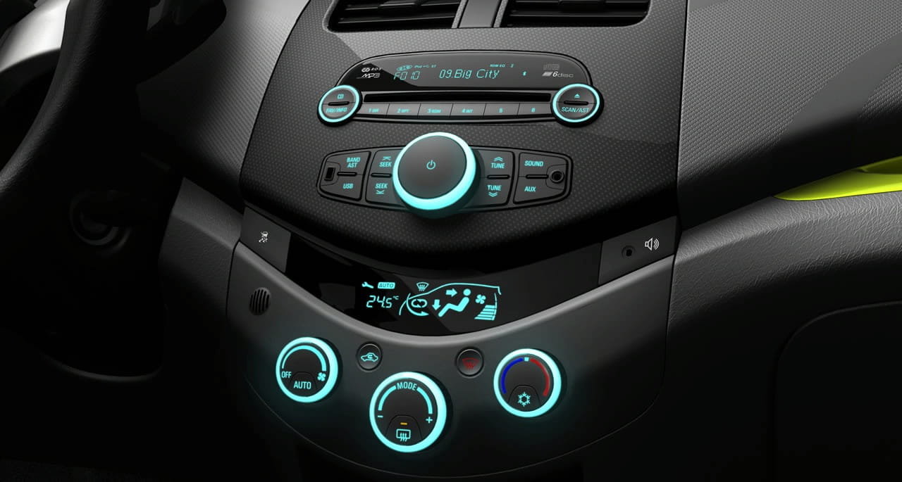 Vista cercana de la consola central del Chevrolet Spark.