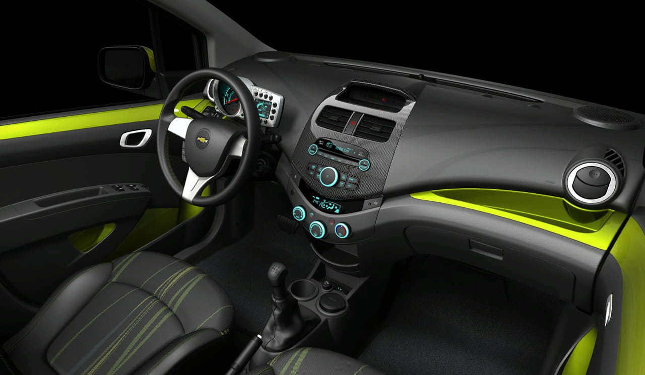 Vista de la consola central y volante del Chevrolet Spark.