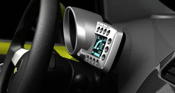 Vista del sistema de infotainment del Chevrolet Spark, con detalles en color acentuado.