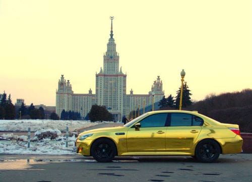 BMW M5 cubierto de oro, otro exceso 