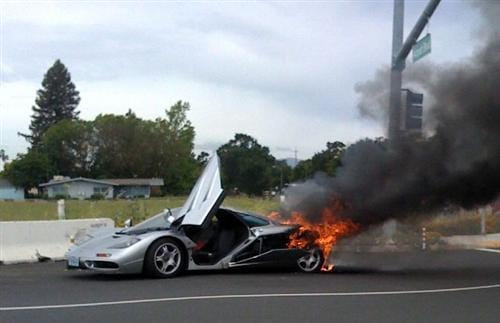 McLaren F1 ardiendo
